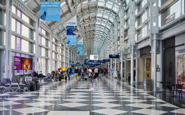 Wnętrze terminalu lotniska w Chicago. Fot. Chris Rycroft/wikimedia